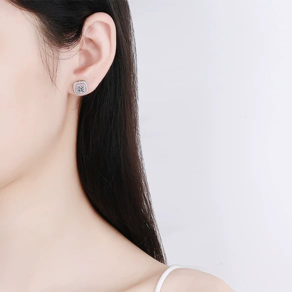 Boucles d'oreilles carrées en argent avec micro-sertissage et motif fleurs plantes