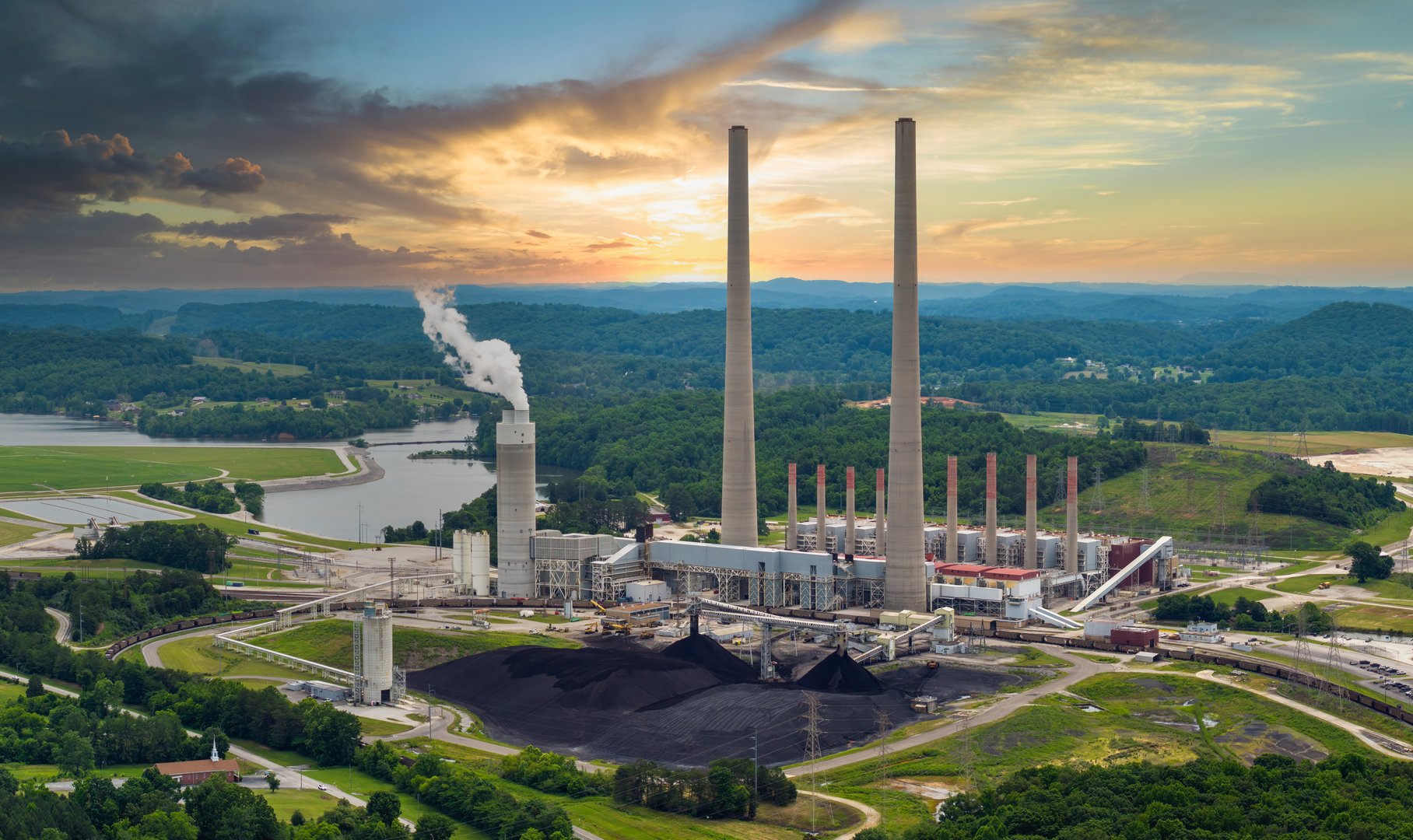 Thermal power plant burning coal fossil fuel for production of electrical energy. Kingston power station in Roane County, Tennessee.