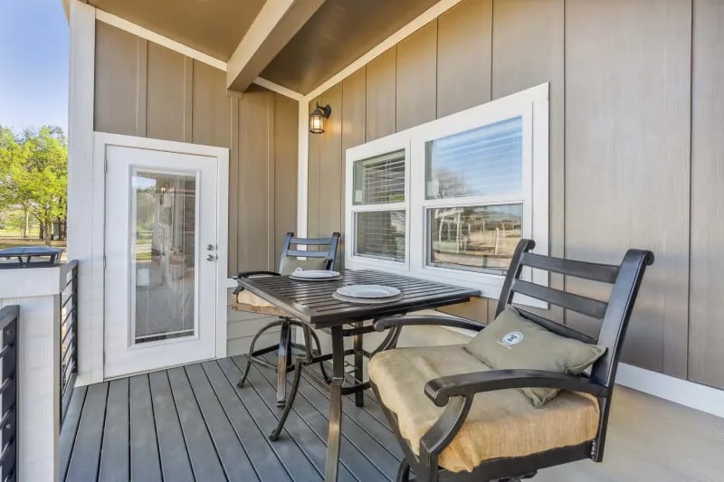 Champion 520MS Exterior