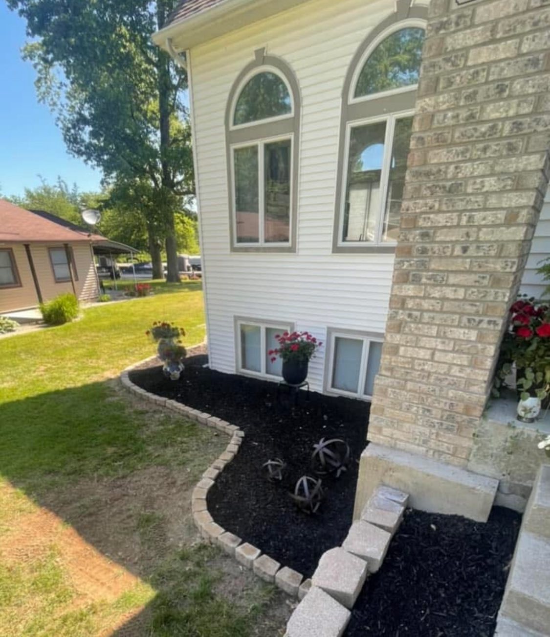 Zdubs mulch installation side of house