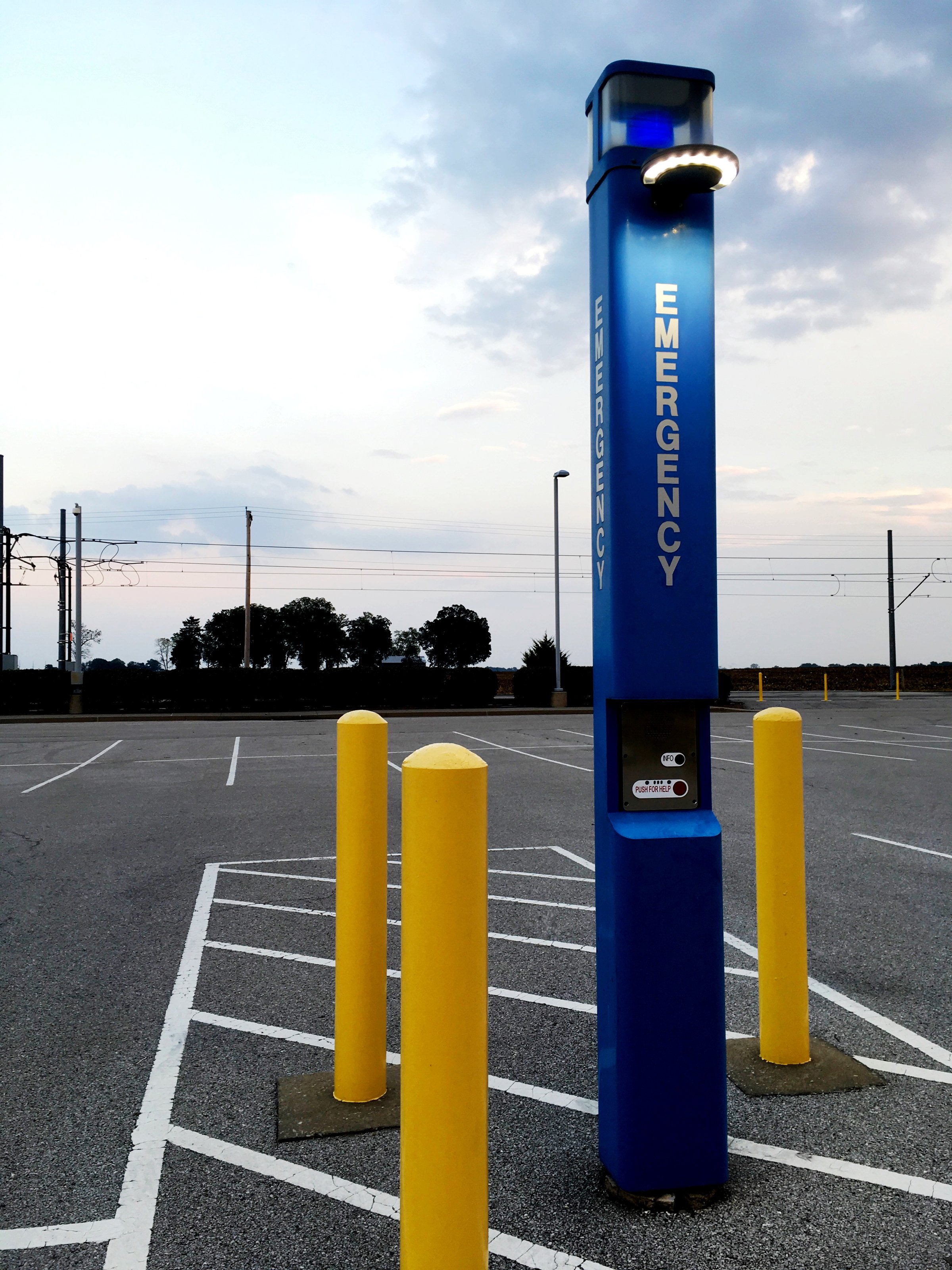 Lighted campus safety communications kiosk