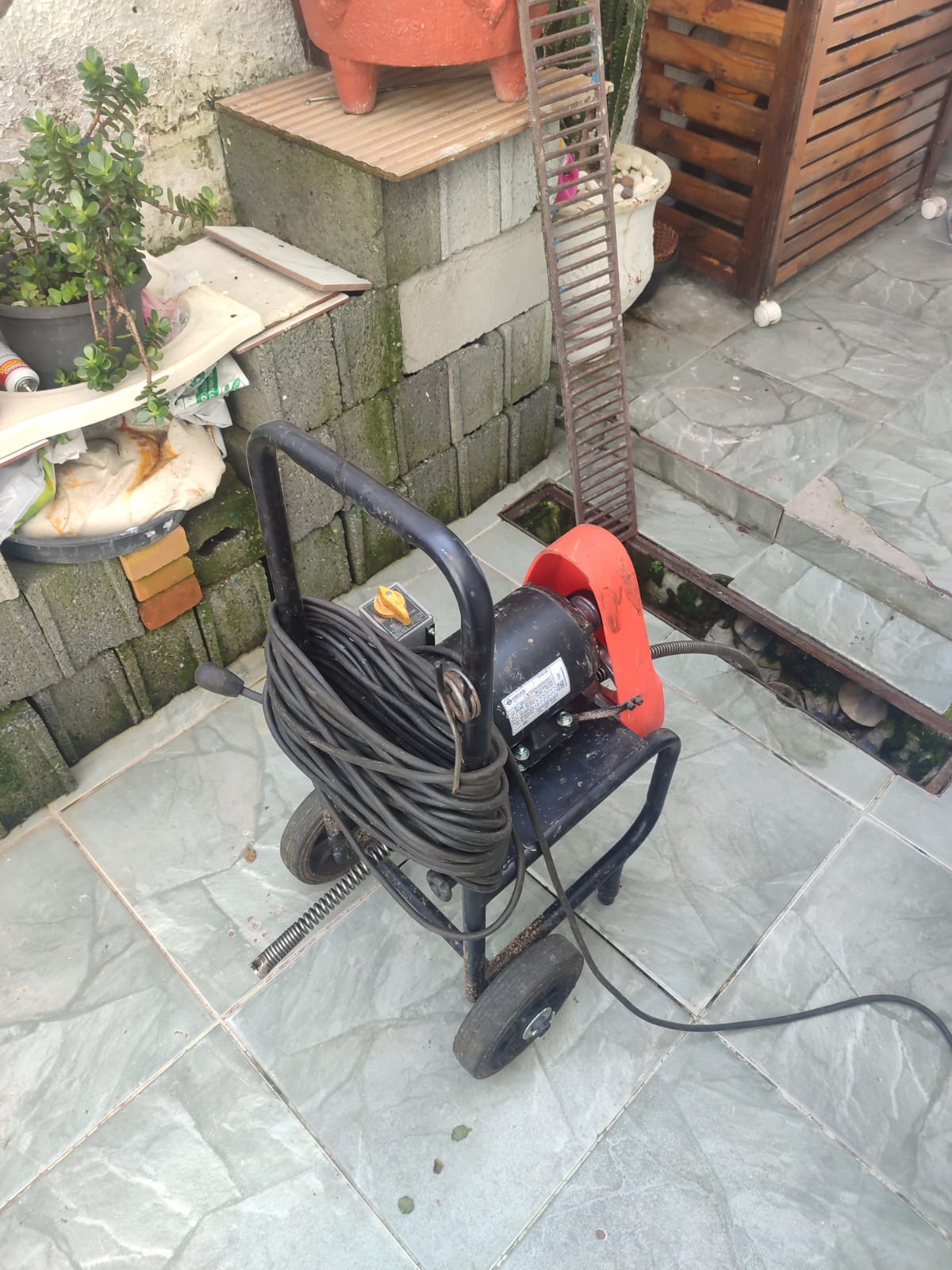 Caminhão e equipamentos Maktub