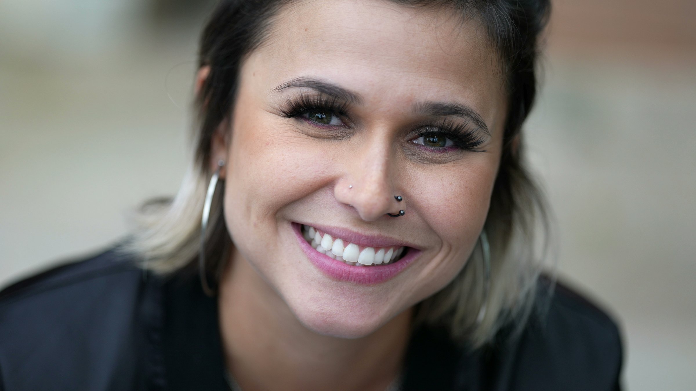 Foto vibrante de testimonio de Alcina