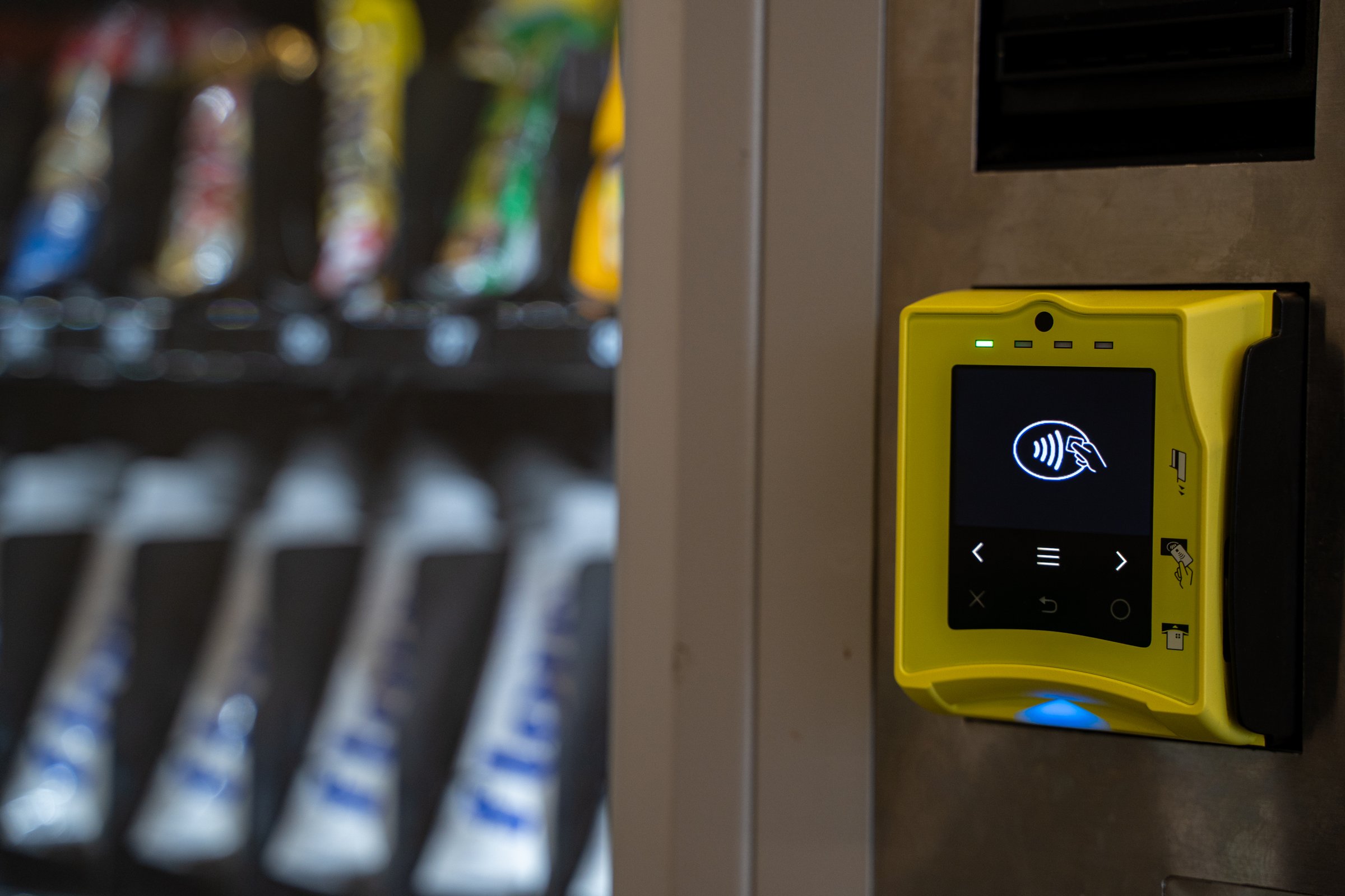 Close up of contactless payment terminal on vending machine.