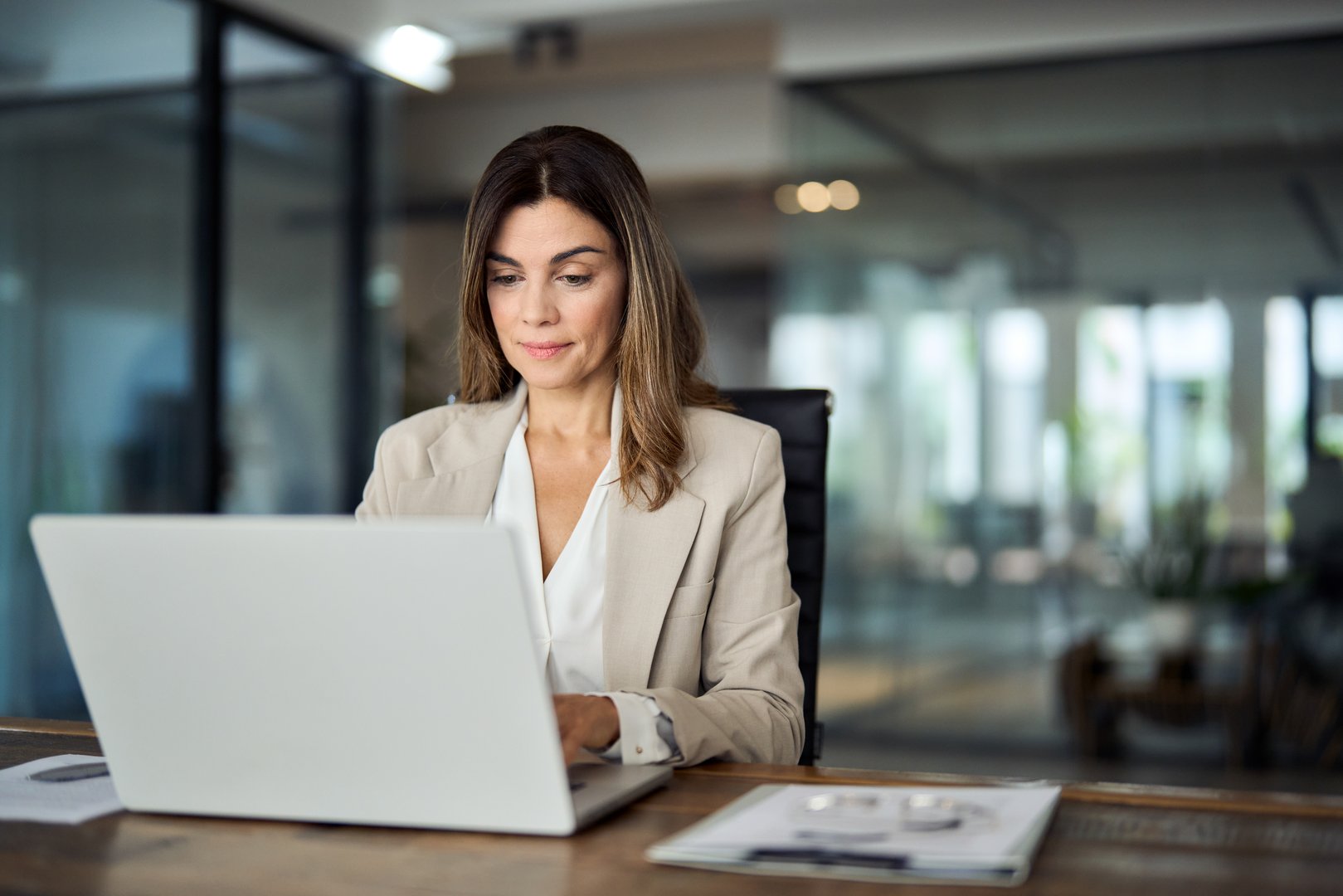 Mujer profesional trabajando en laptop
