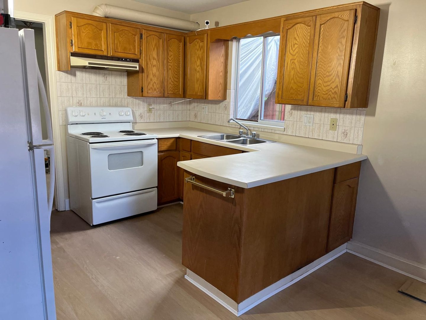 Before - Kitchen cabinets before refinishing