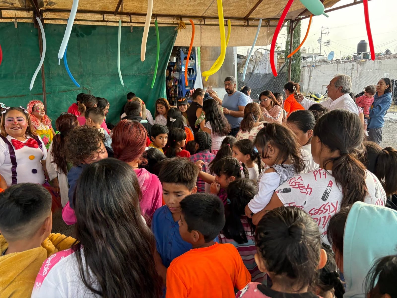 Día del Niño - Regalando pelotas a los niños de Tecámac
