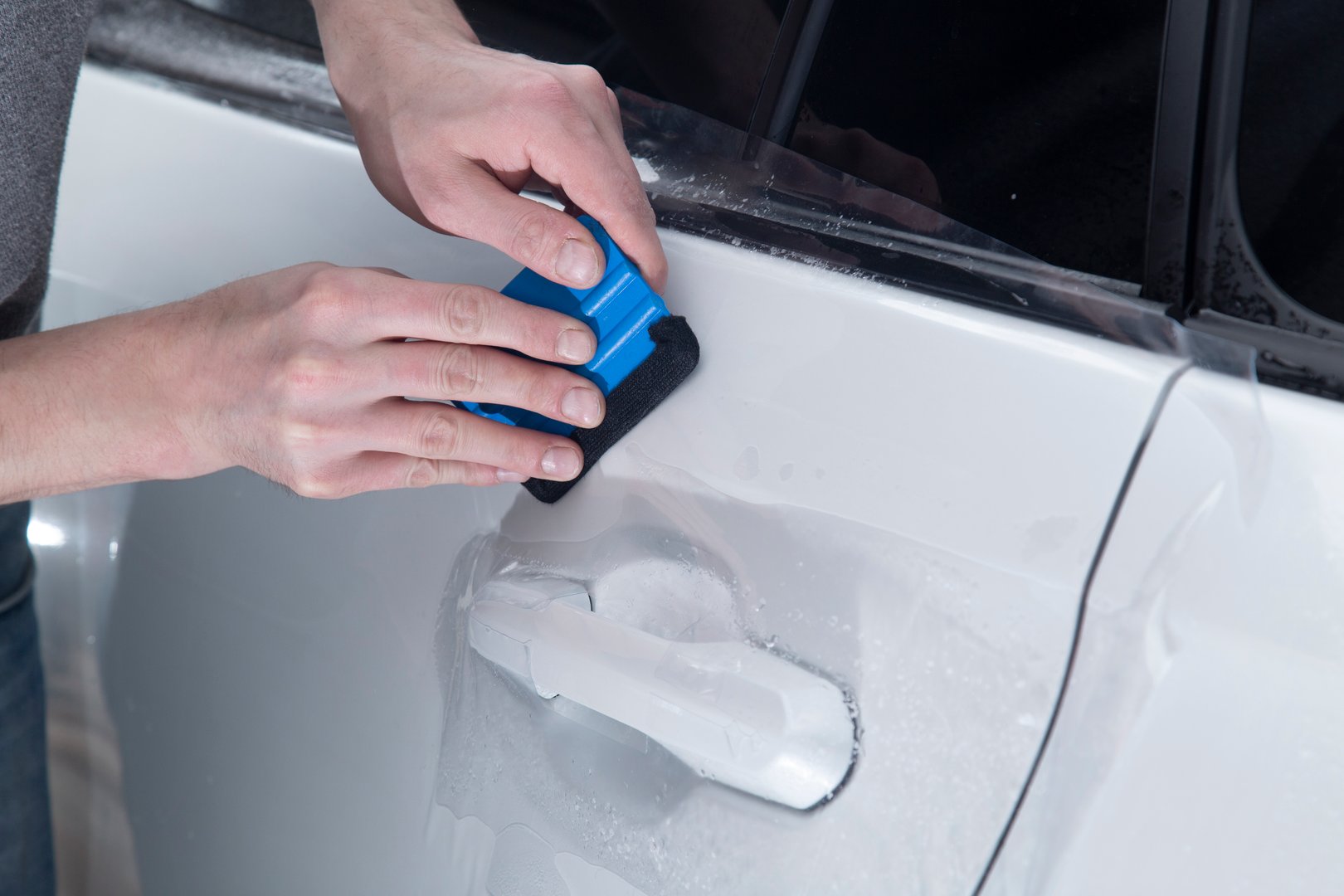 Installing a protective film on the car body to protect the paint on the car.