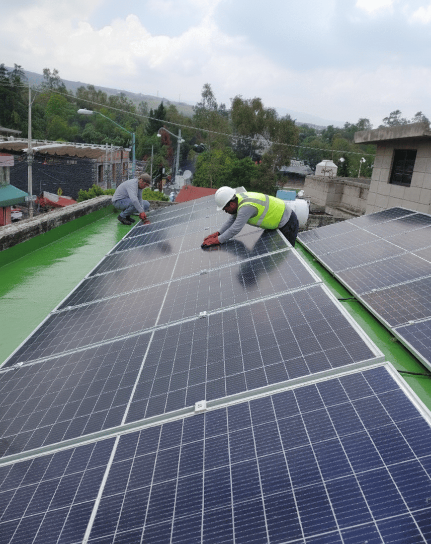 Instalación comercial de paneles solares para cámaras de refrigeración con sistema de 24 paneles y 6kW de capacidad