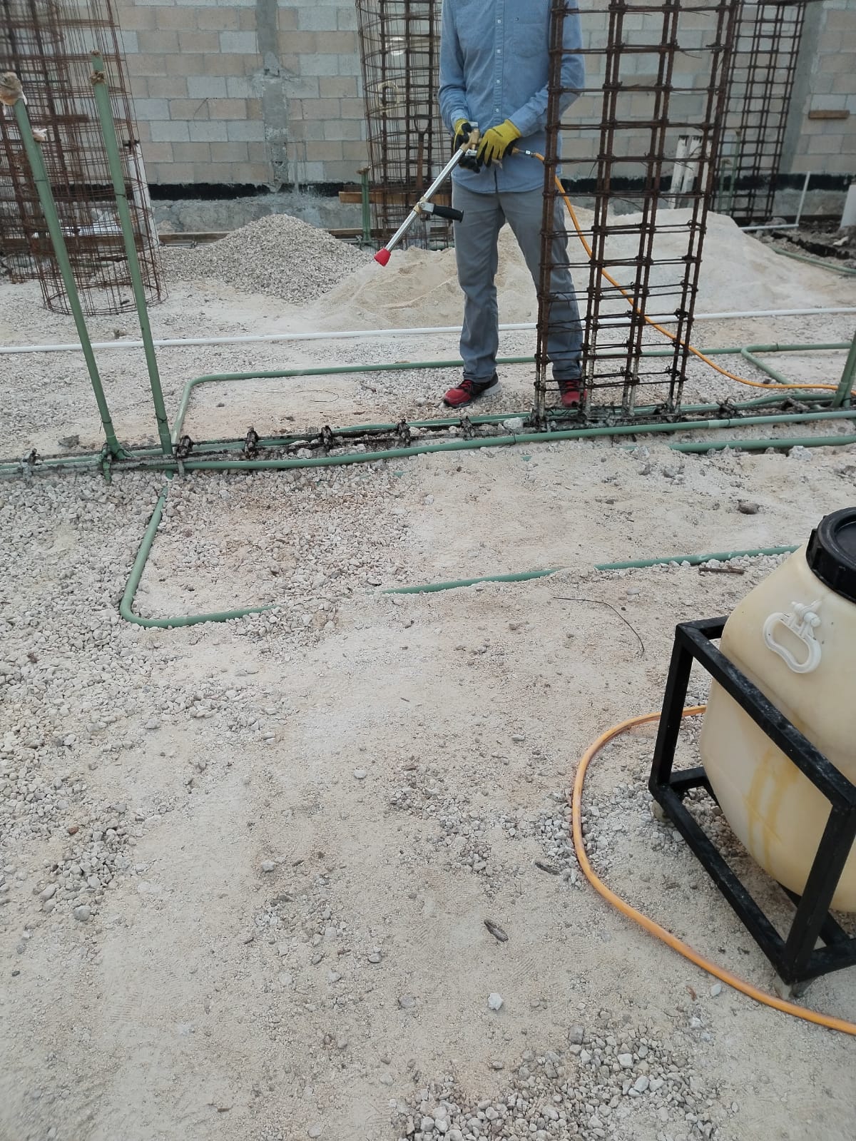 Equipo de Chau Termitas aplicando tratamiento profesional