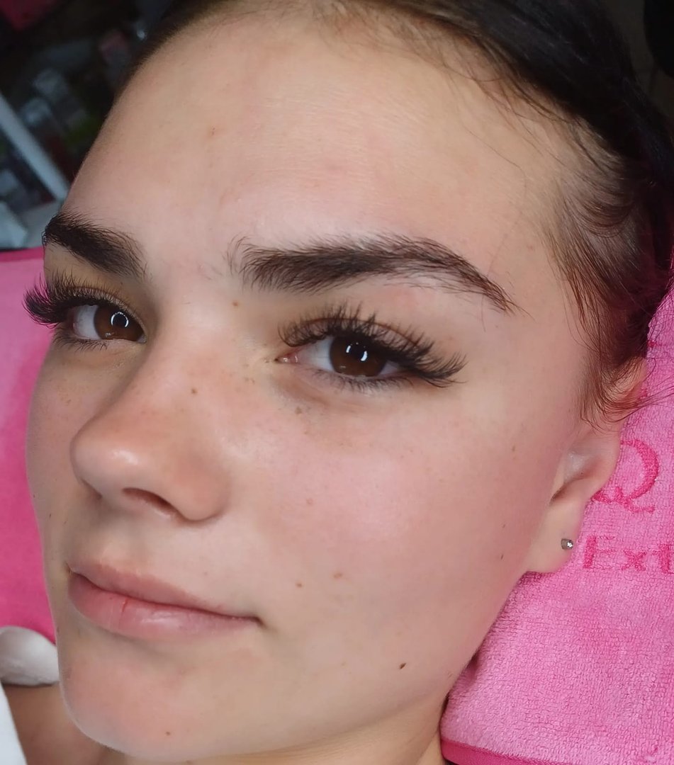 Elegant lash styling