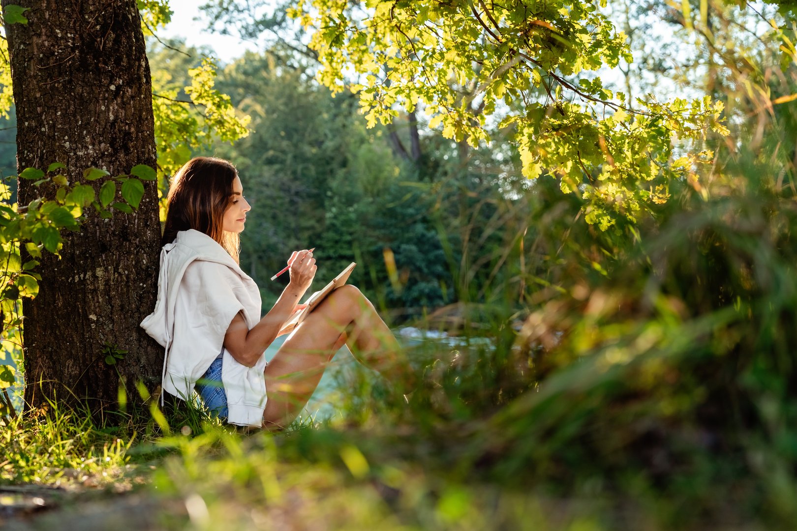 Estudiante relajándose al aire libre con café y laptop