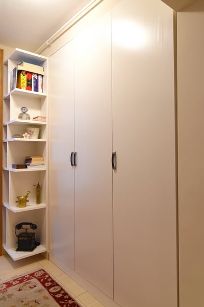 Ugradbeni ormar po mjeri s integriranom policom