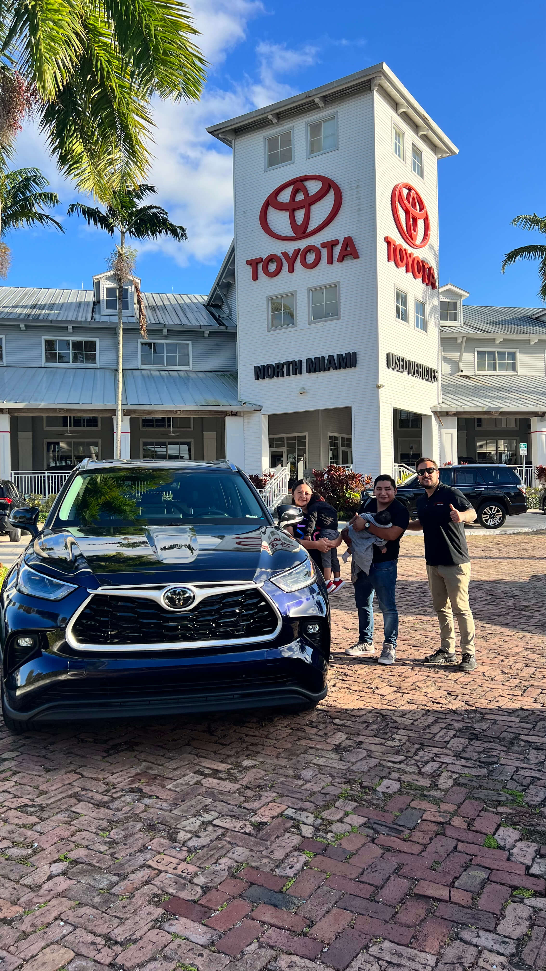 Momento especial - cliente feliz con su nueva inversión