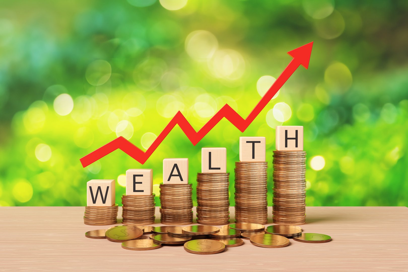 Stacks of gold coins forming an increasing bar chart on a wooden table in front of a green bokeh background. Illustration of the concept of wealth accumulation and return on investment