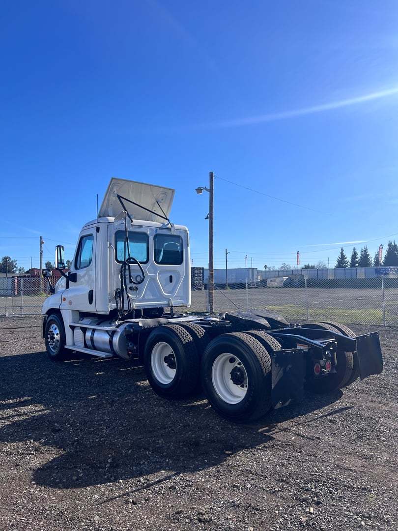 2018 Freightliner Cascadia 113 Day Cab - IMG_1090