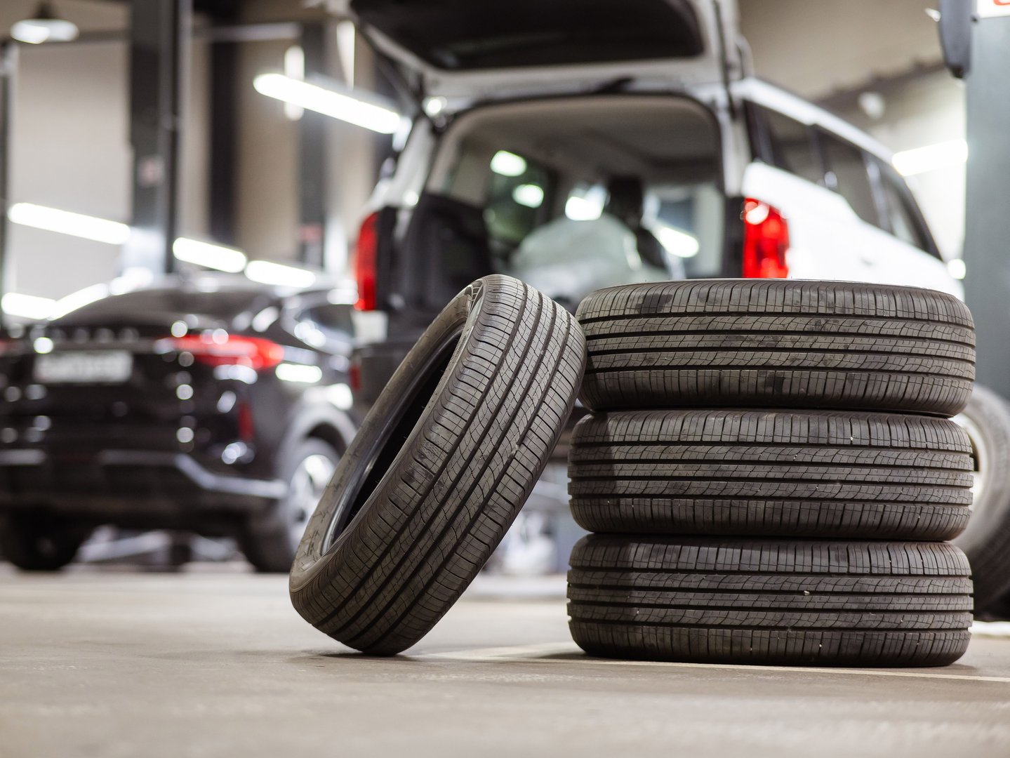 Changing tires for a car according to the season