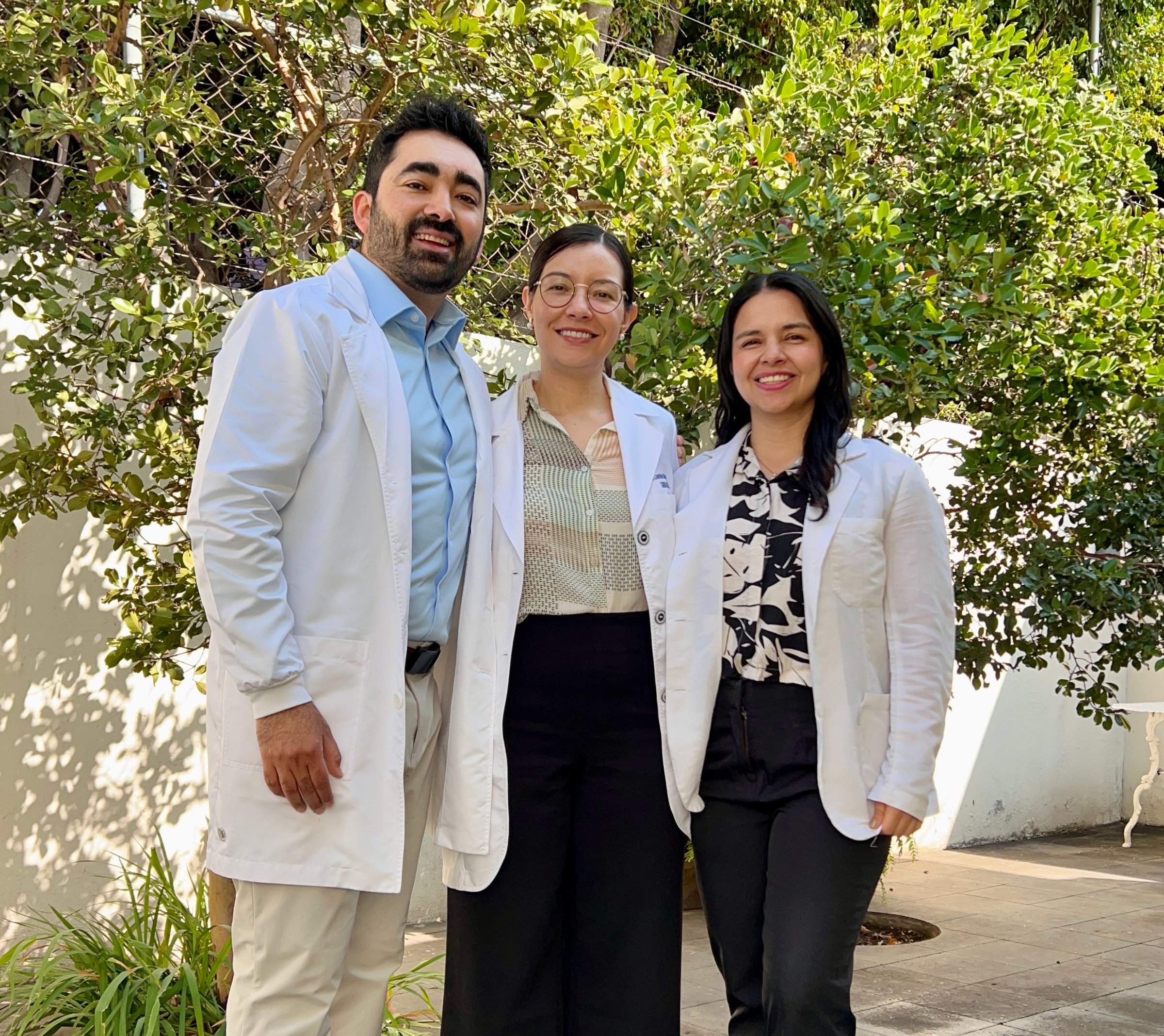 Familia latina de tres generaciones juntas - abuelos, padres e hijos