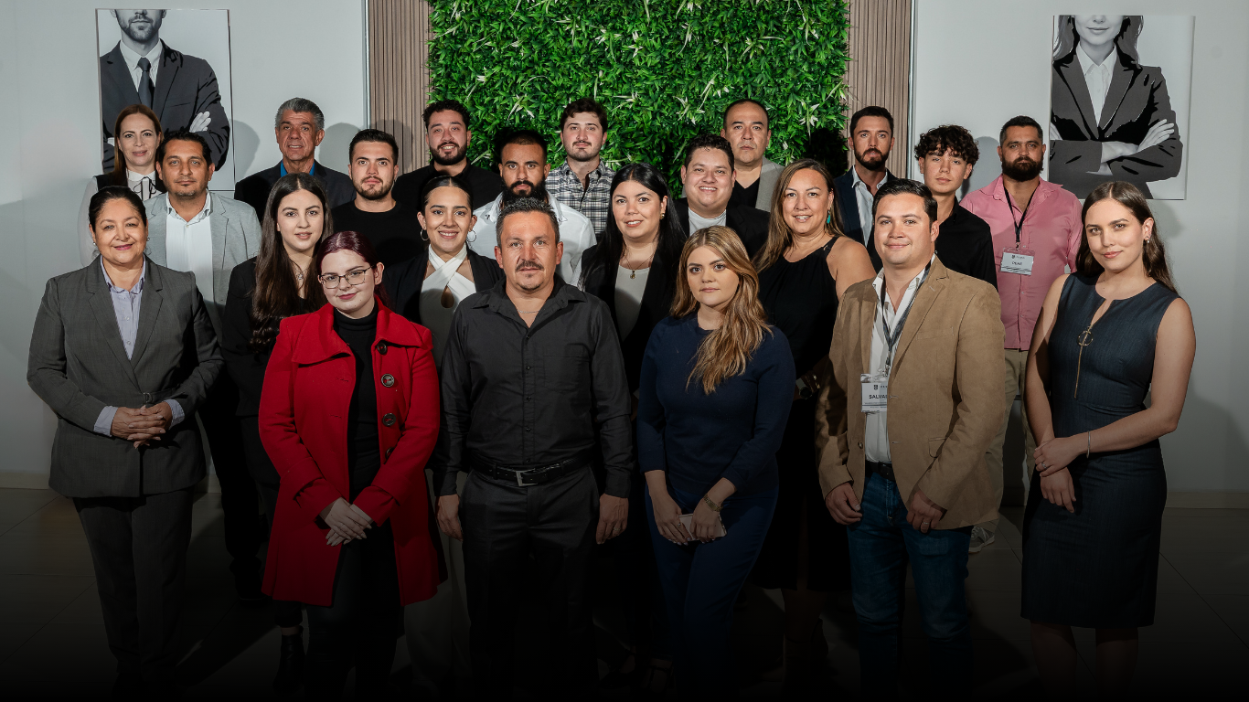 Fotografía del equipo de liderazgo adaptativo mostrando colaboración y humanidad