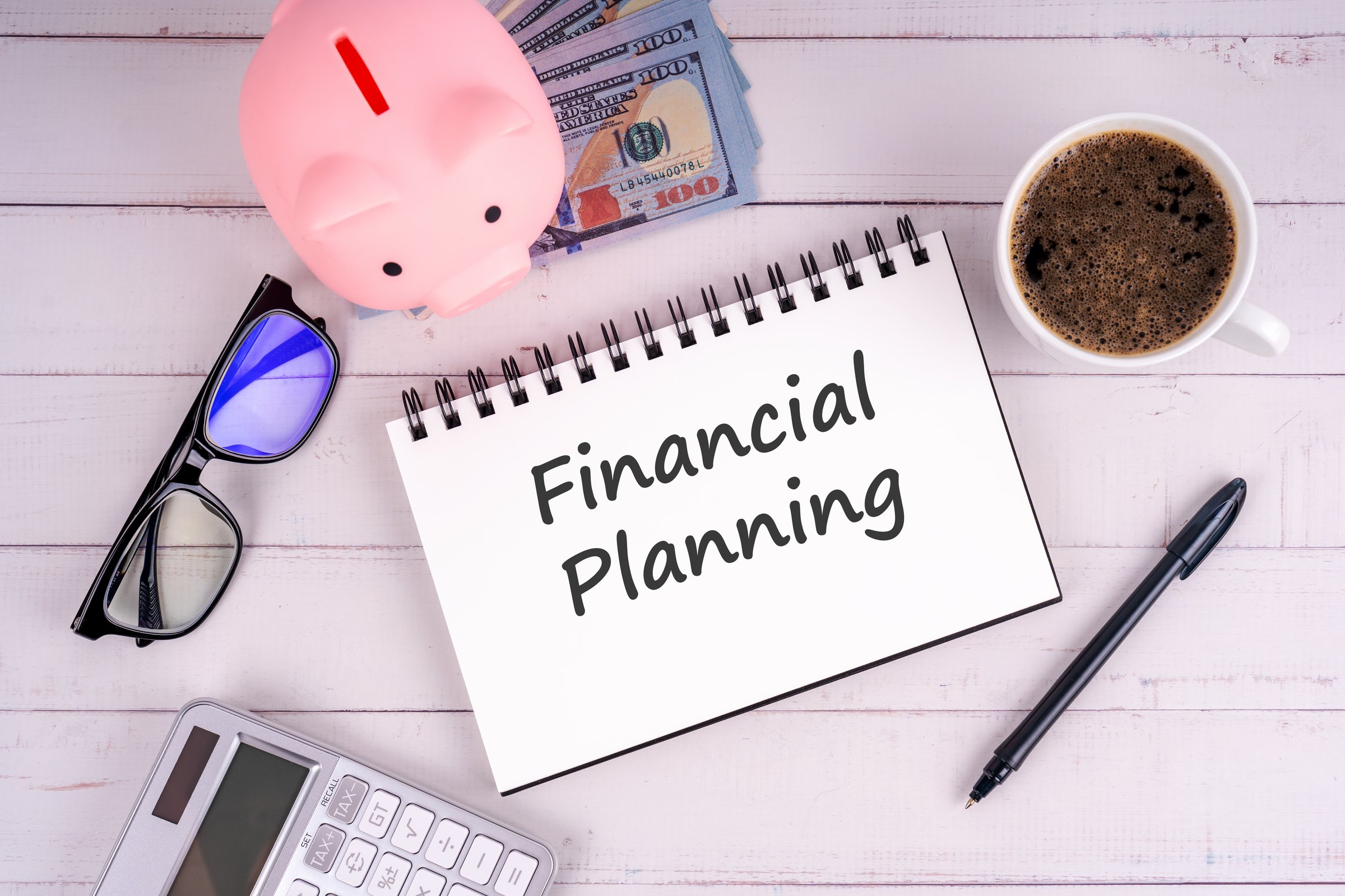 Financial plan text on notepad flat lay