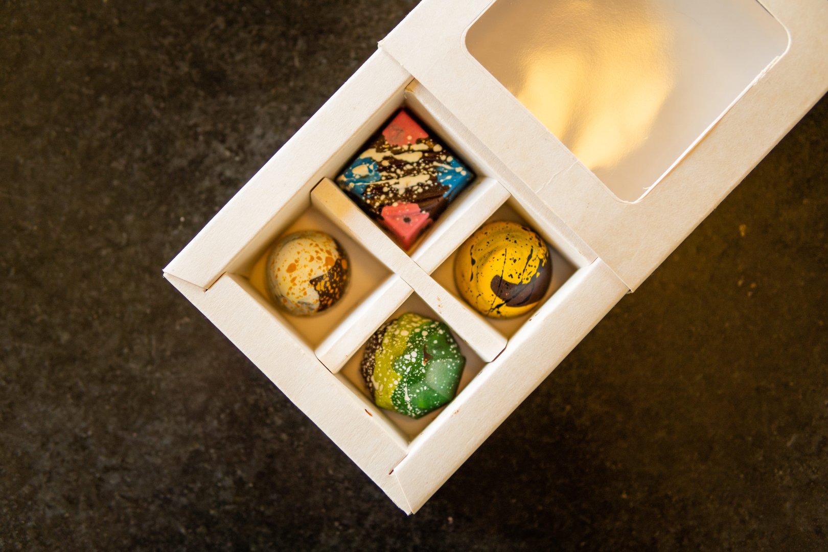 Bombones Artesanales - Selección de bombones rellenos con sabores caribeños únicos