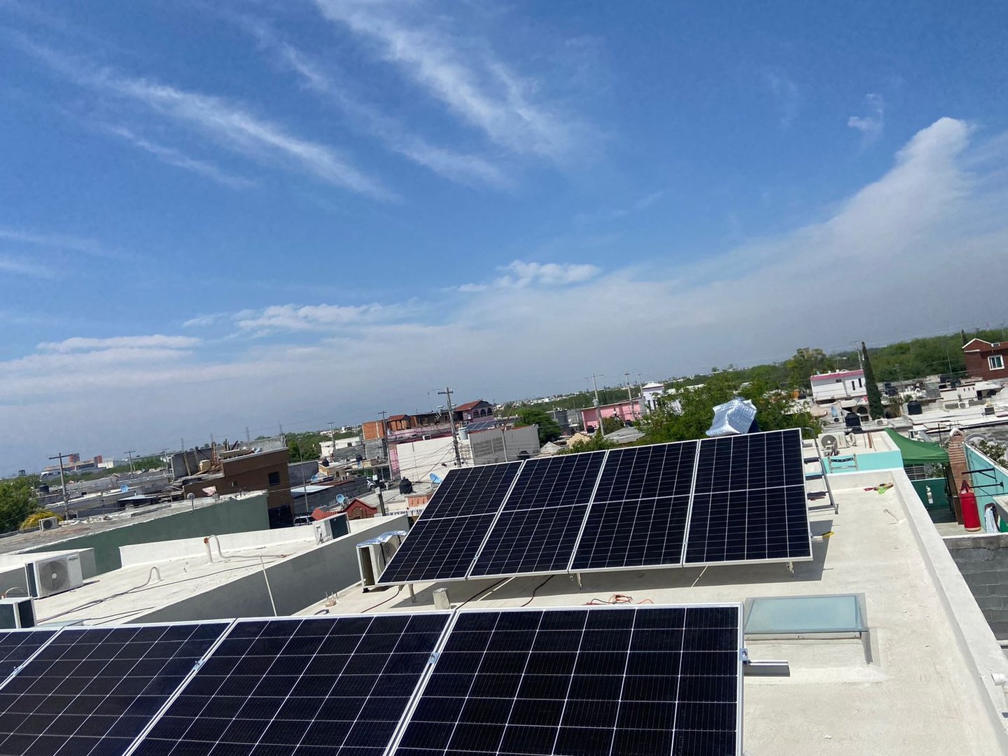 Instalación de paneles solares KYNTRA - proyecto de energía renovable