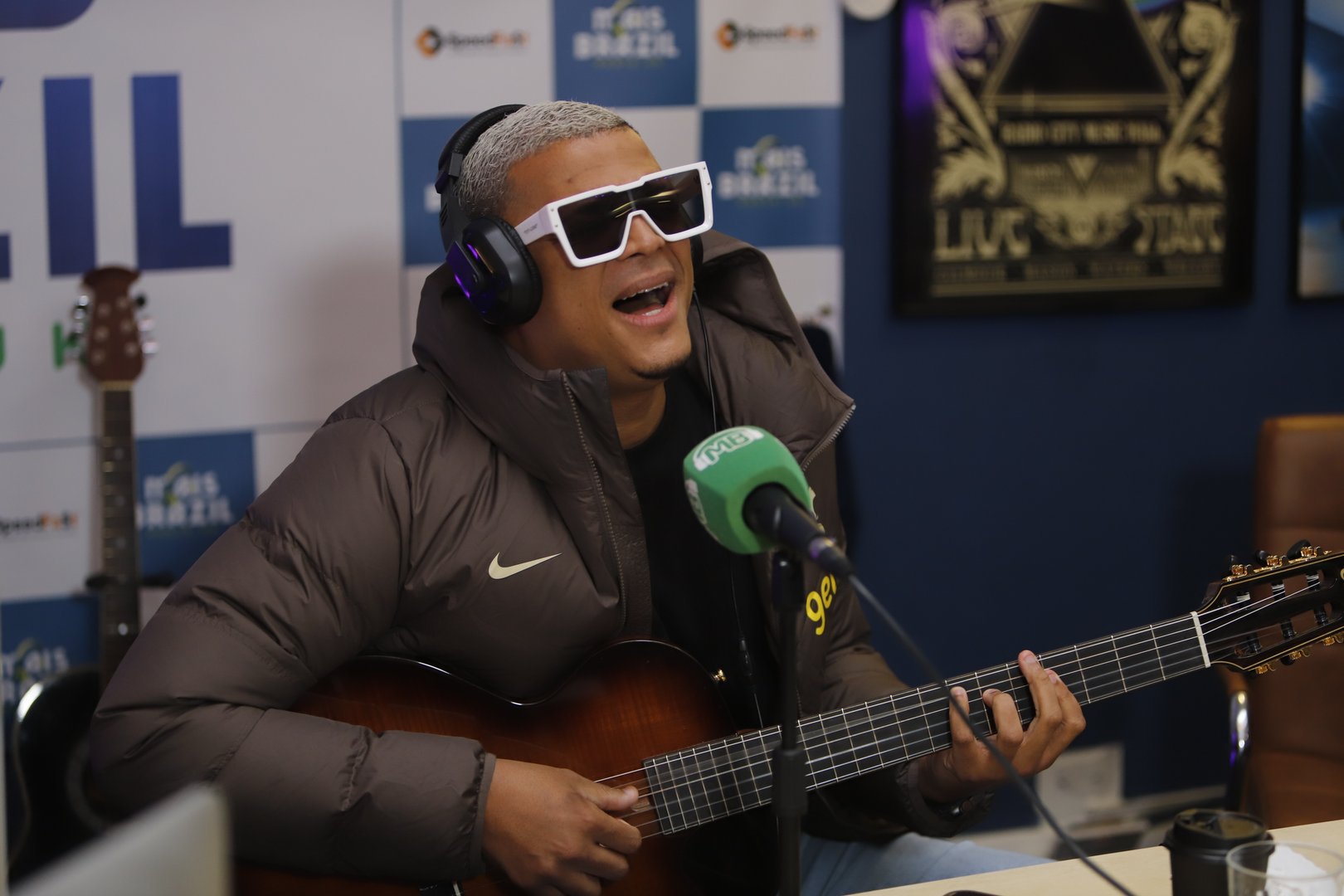 Cantor no microfone