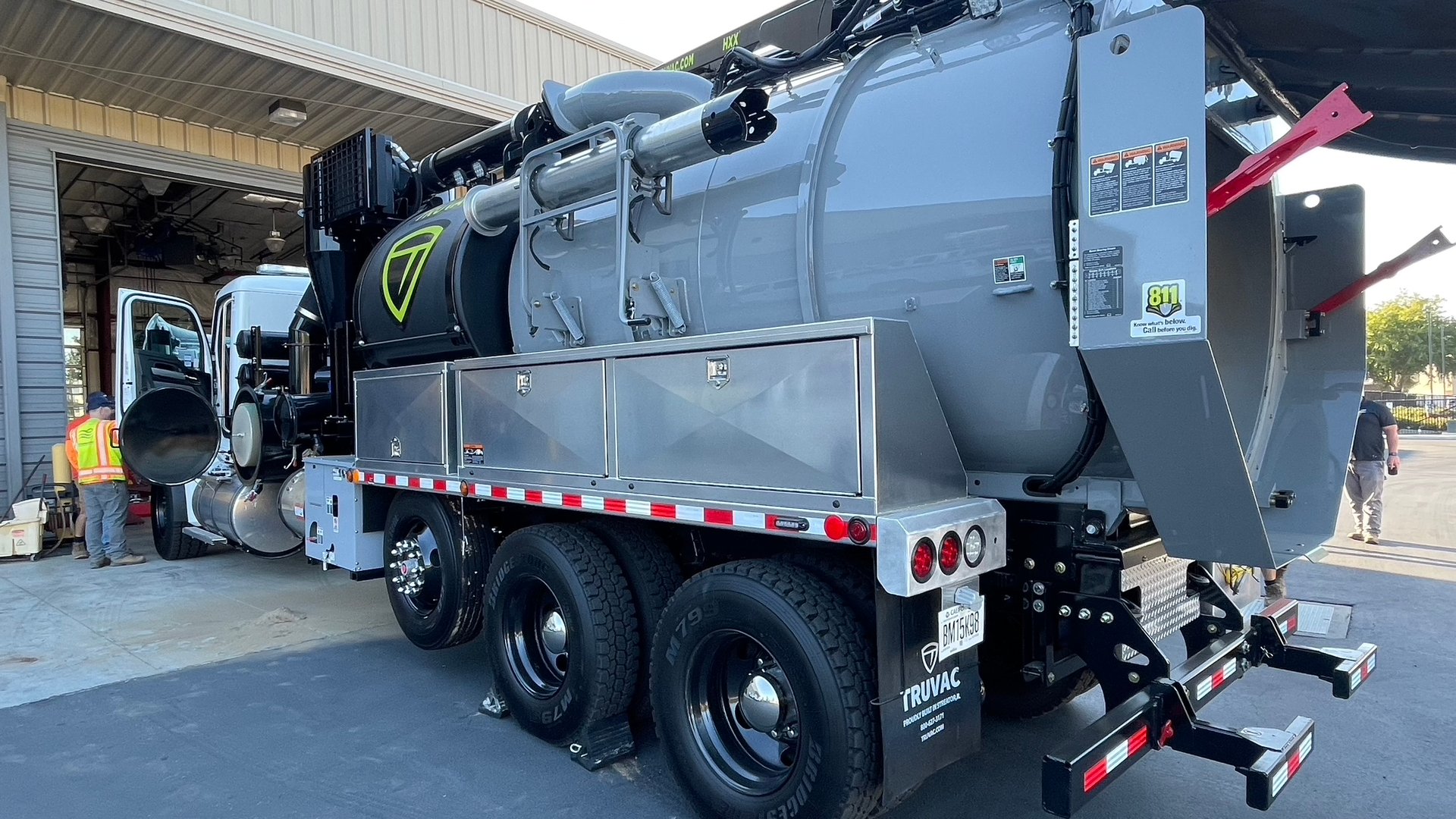 Earth excavation equipment maintenance and repair