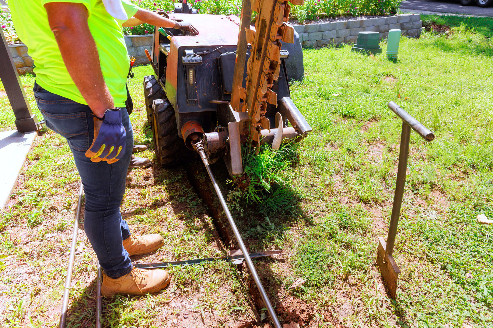 Installing underground communications networks using horizontal directional drilling machines before trenchless laying of fiber optic cables