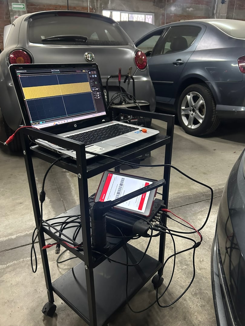 Mecánico trabajando en Automotriz Ocampo