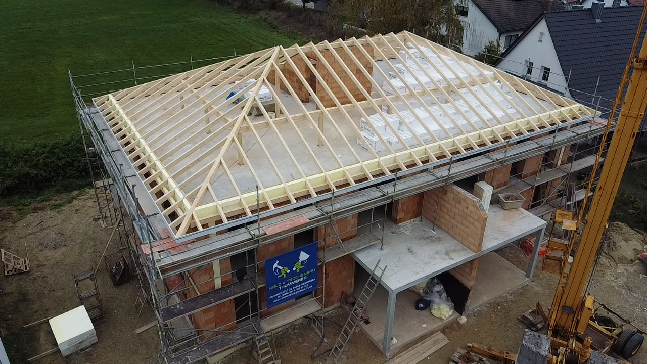 Josef Thummerer bei Dachstuhl-Arbeiten