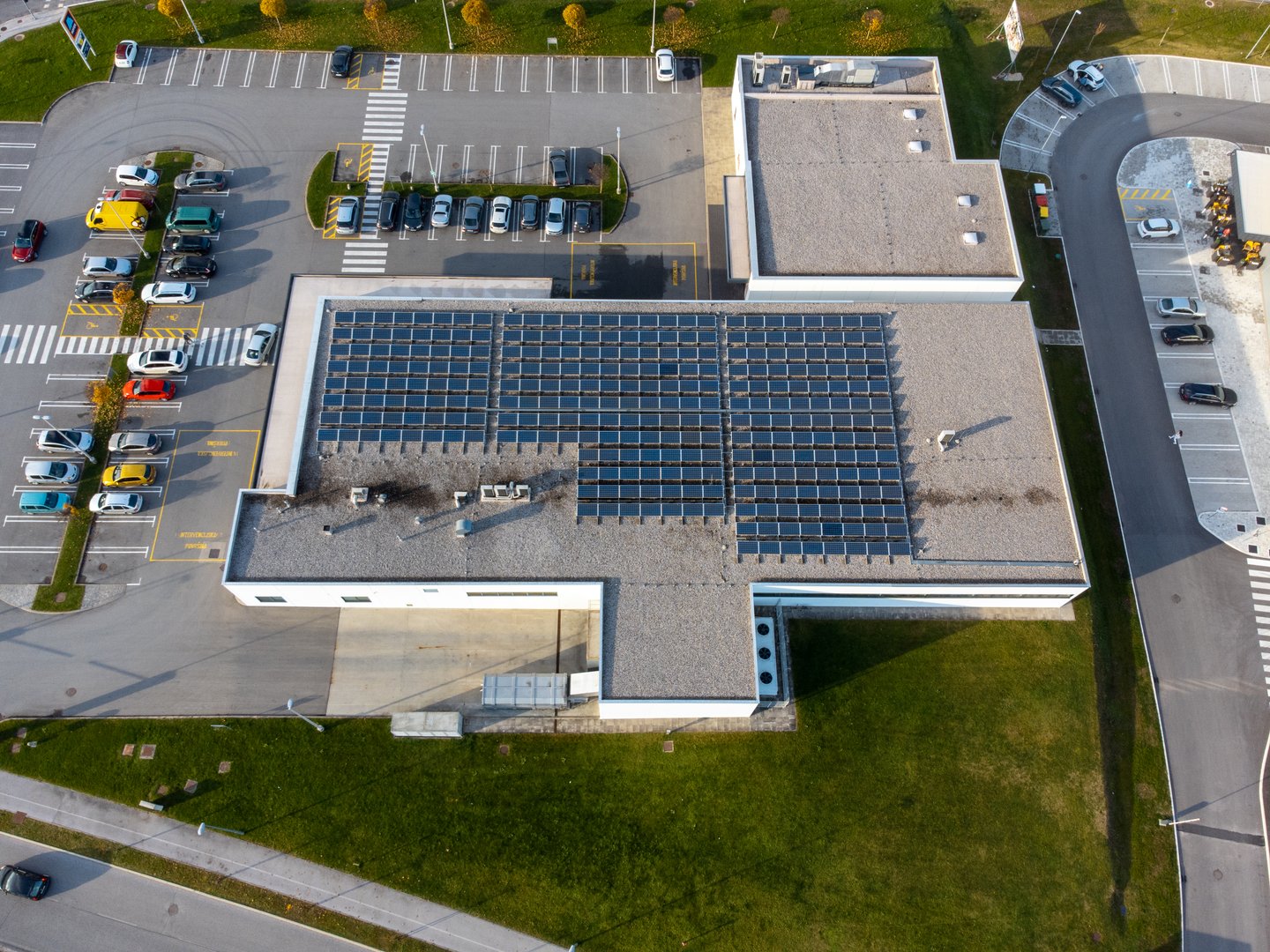 Edificio comercial con paneles solares