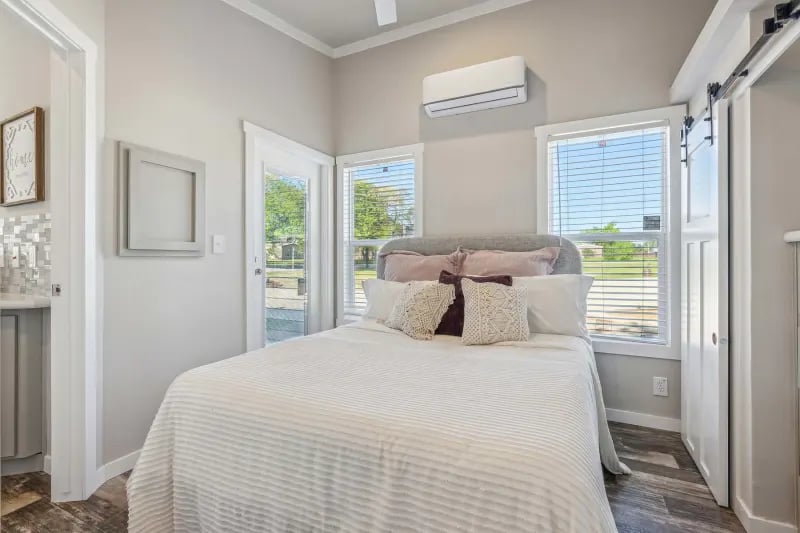 Champion 520MS Bedroom