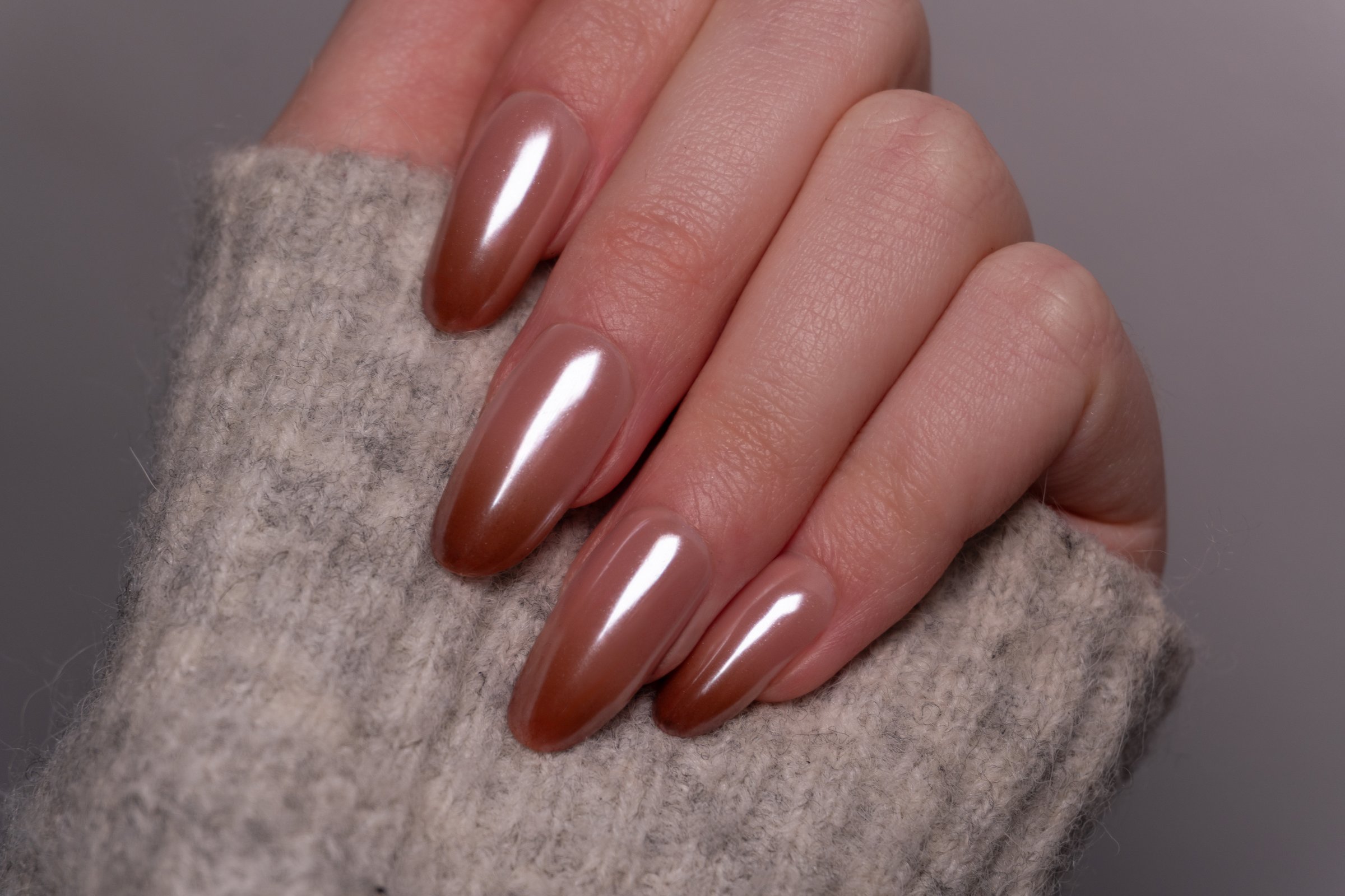 The stylish manicure harmonizes perfectly with the light background, emphasizing femininity and modernity.