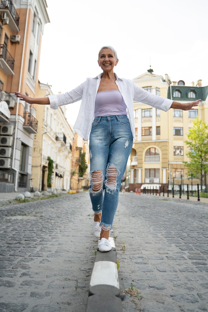 Mulher madura confiante e elegante