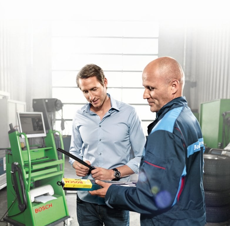 Equipo de técnicos automotrices profesionales en taller de servicio