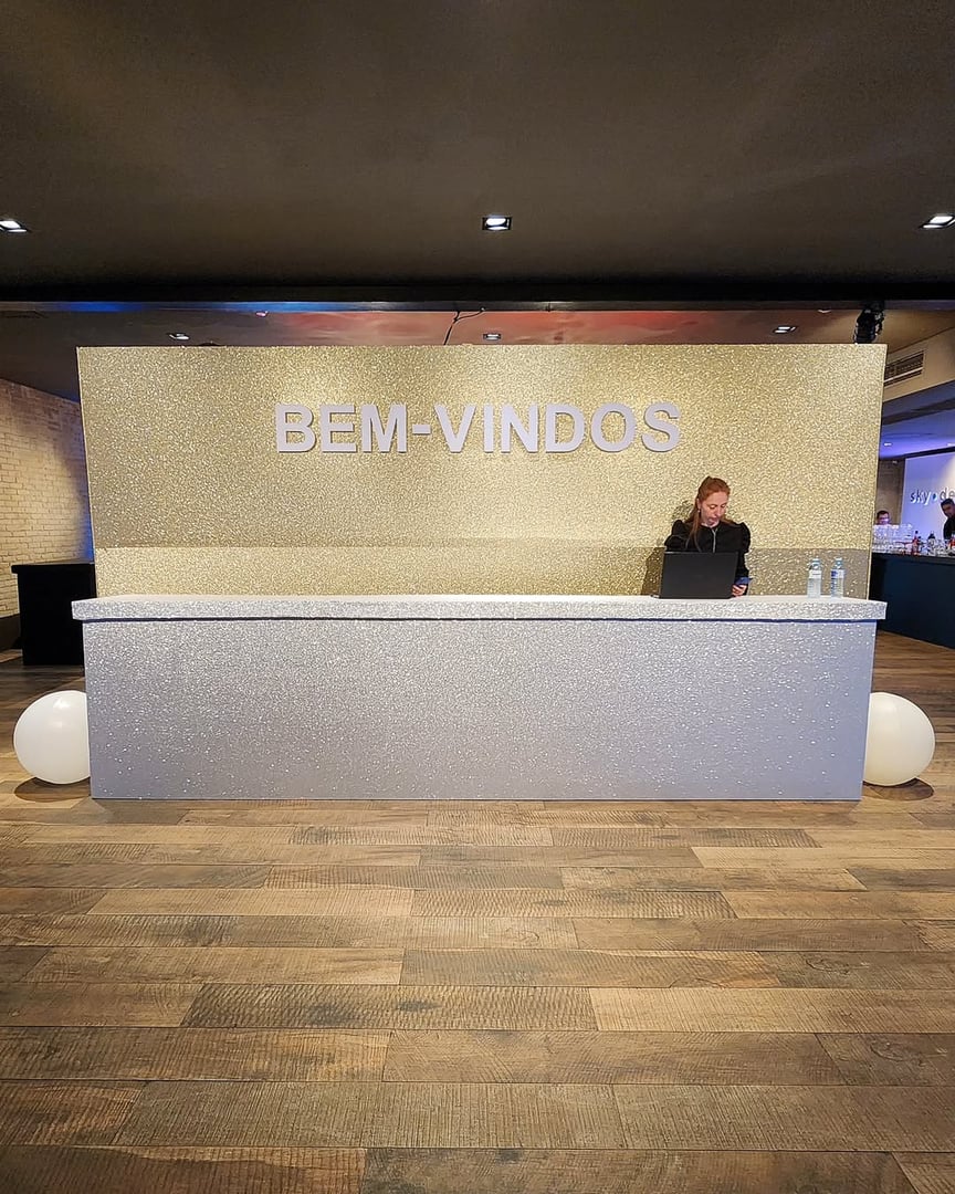 Backdrop profissional para evento corporativo com estrutura estável e iluminação de palco