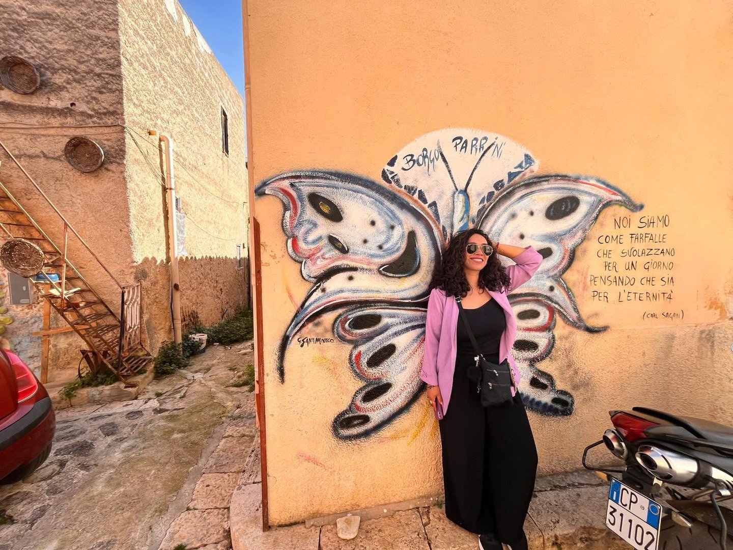 Mariposa colorida symbolizing freedom and travel