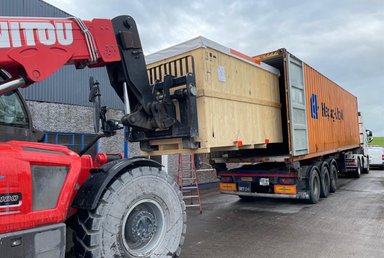 Container destuffing and stuffing service