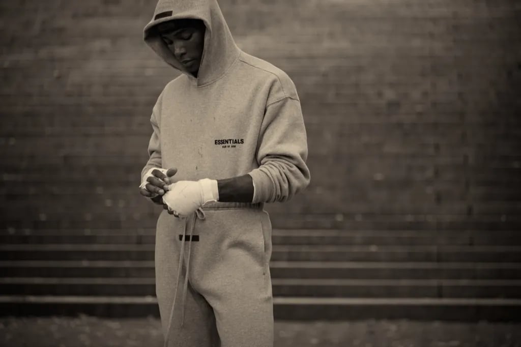 Negro usando hoodie essentials