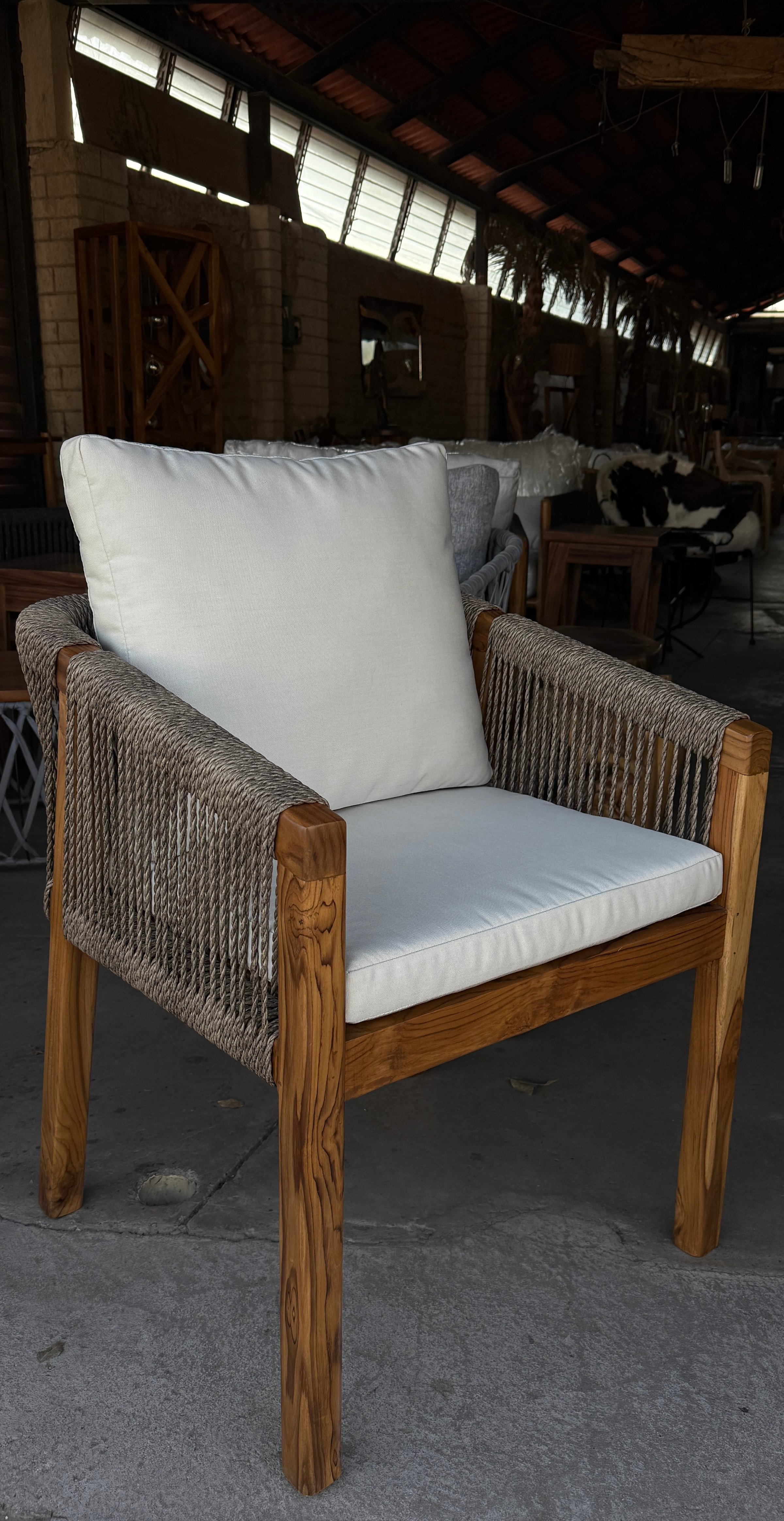 Silla Riviera de teca maciza con tejido en cuerda náutica de olefina con protección UV