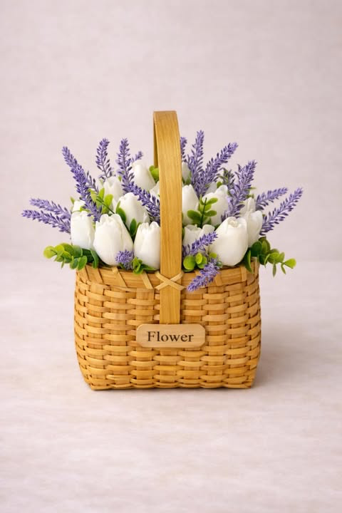Koszyk tulipanów z lawendą