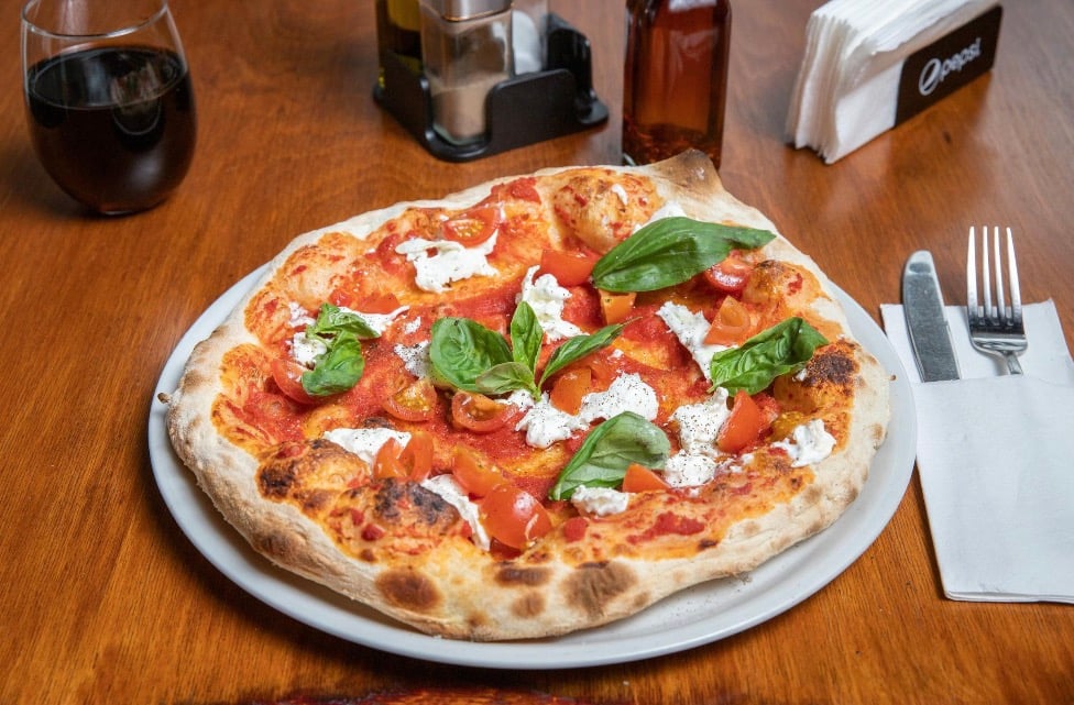 Pizza Margherita cu Burrata la Tavă