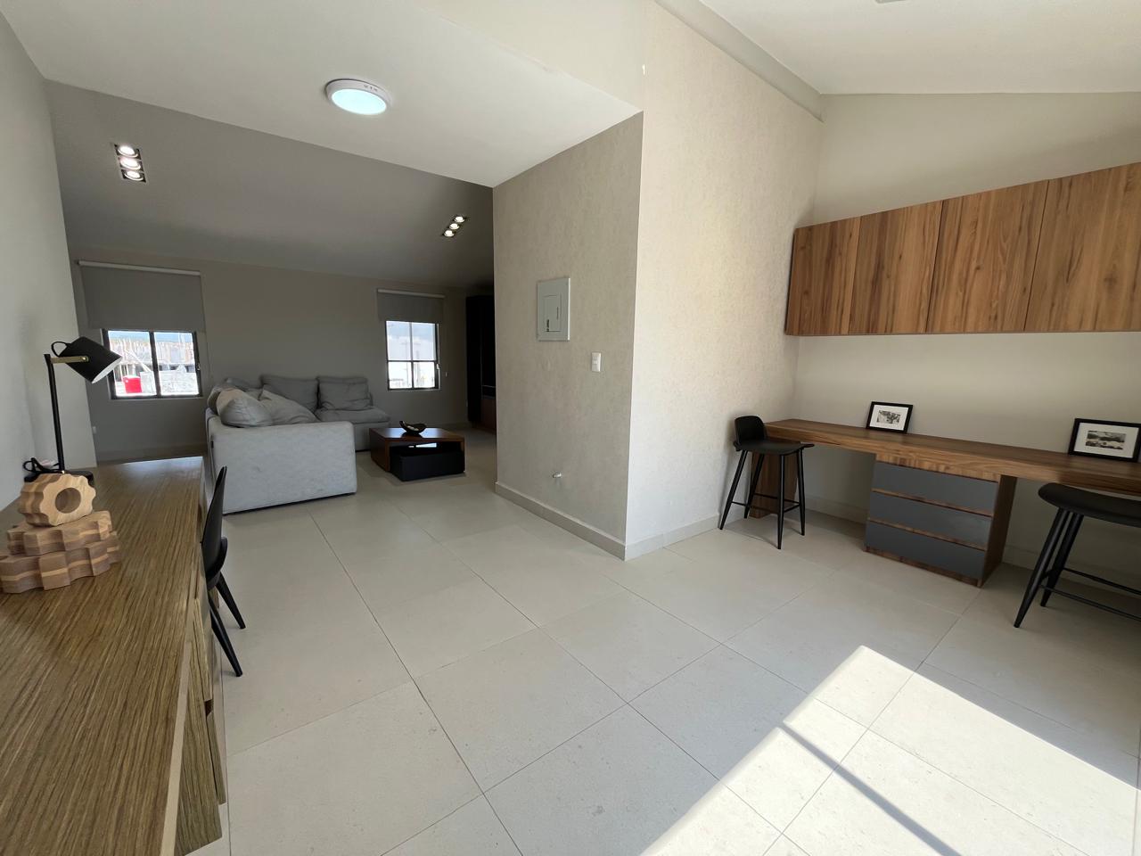 Recámara principal con diseño cálido, plafones decorativos y salida al balcón