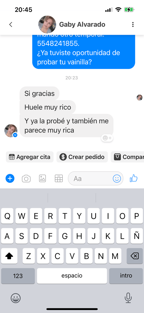 Cliente satisfecha mostrando sus pasteles