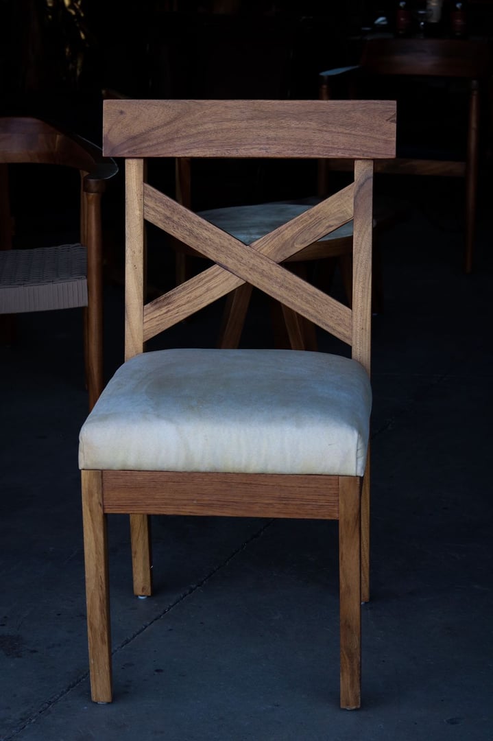 Silla Beta con respaldo en cruz X, estructura sólida y asiento tapizado acolchonado