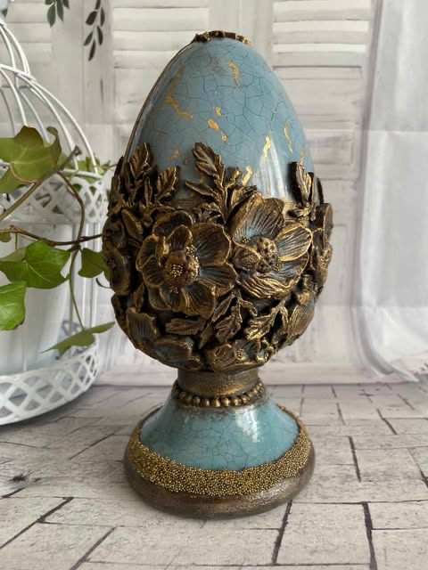 Turkusowe duże jajo