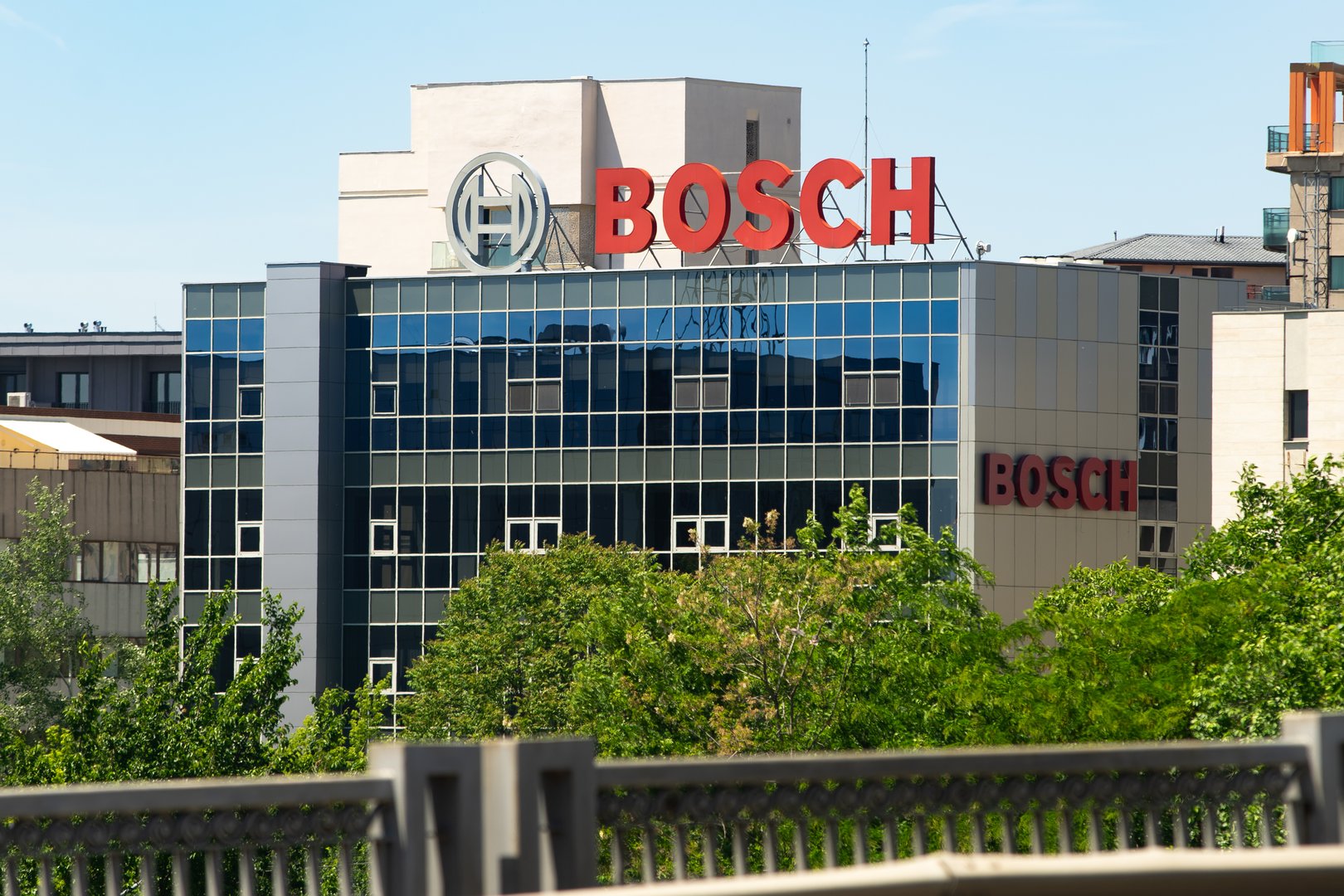 Logo de Bosch en edificio