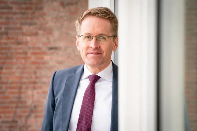 Daniel Günther Ministerpräsident Schleswig-Holstein - SV Todesfelde Unterstützung Regionalliga