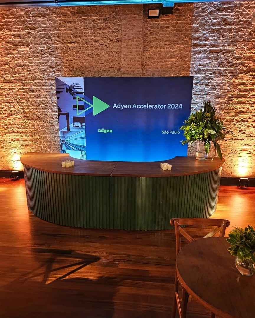 Estrutura de evento com design moderno e iluminação profissional